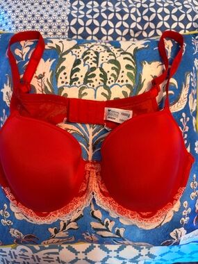 Wacoal 36D Early 2000’s Red Lace-Trim T-Shirt Bra